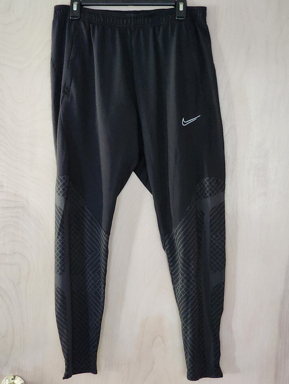 Nike Black Men’s Athletic Jogger Pants with Subtle Pattern SLIM FIT Size XL